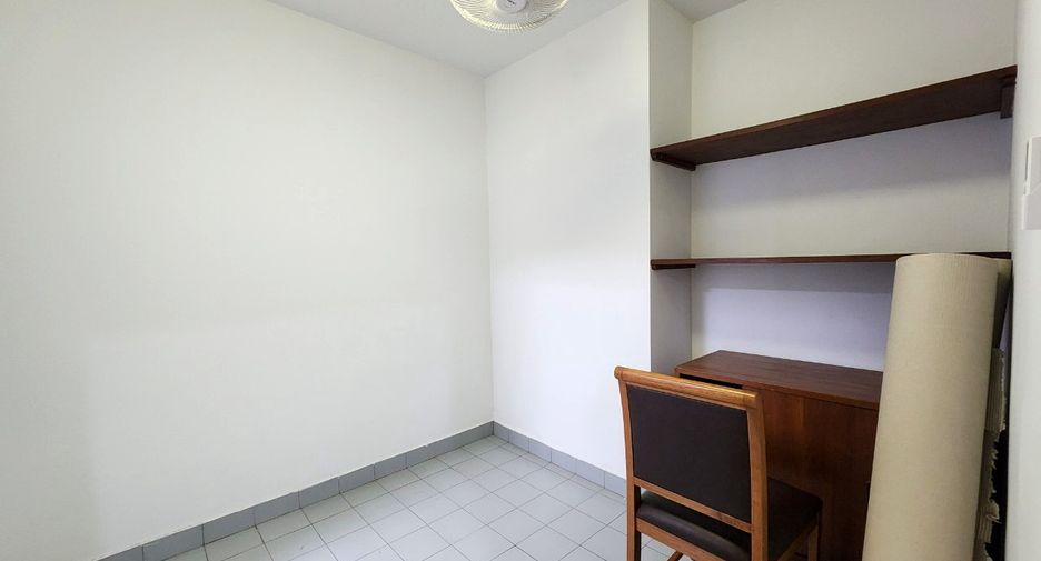 For rent 3 bedrooms condo in Yan Nawa, Bangkok