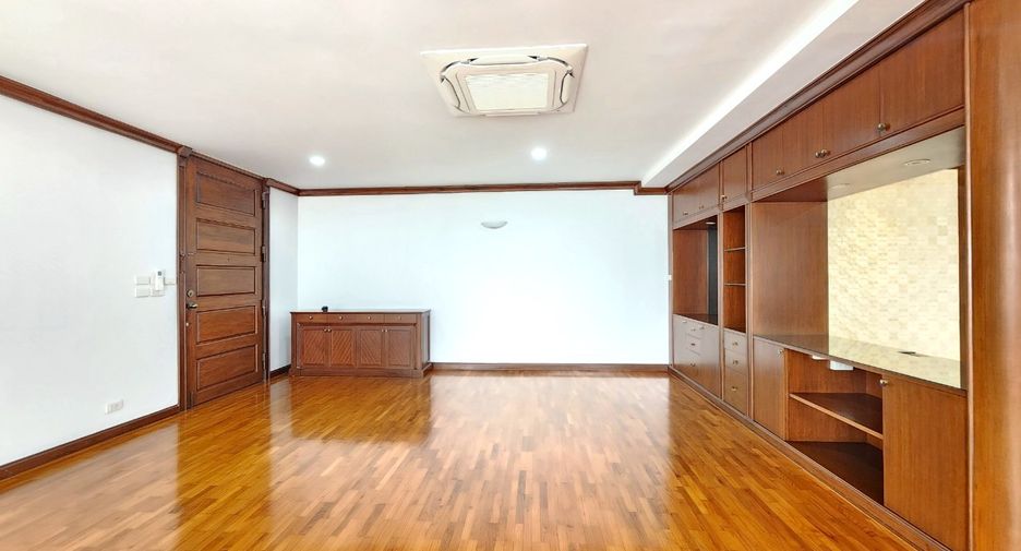 For rent 3 bedrooms condo in Yan Nawa, Bangkok