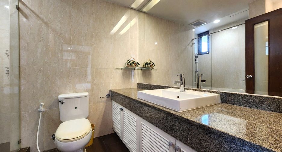 For rent 3 bedrooms condo in Yan Nawa, Bangkok