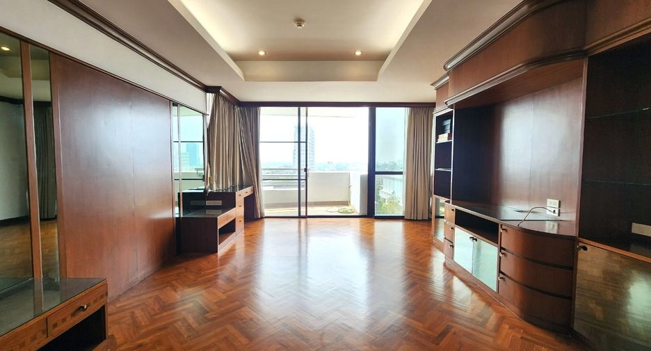 For rent 3 bedrooms condo in Yan Nawa, Bangkok