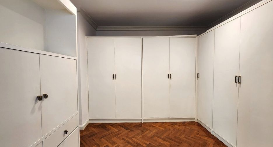 For rent 3 bedrooms condo in Yan Nawa, Bangkok