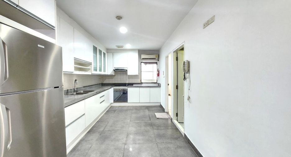 For rent 3 bedrooms condo in Yan Nawa, Bangkok