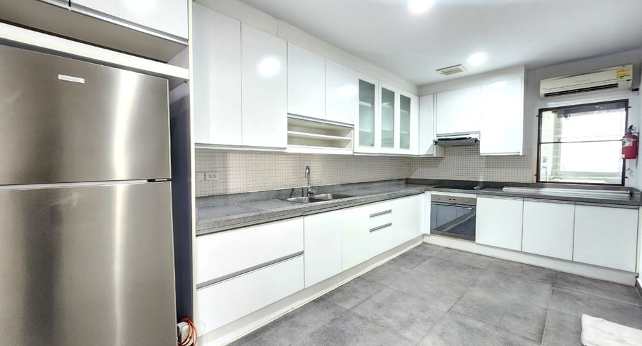 For rent 3 bedrooms condo in Yan Nawa, Bangkok