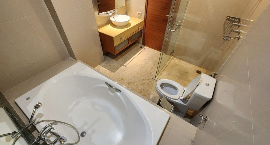 For rent 2 bedrooms condo in Khlong Toei, Bangkok