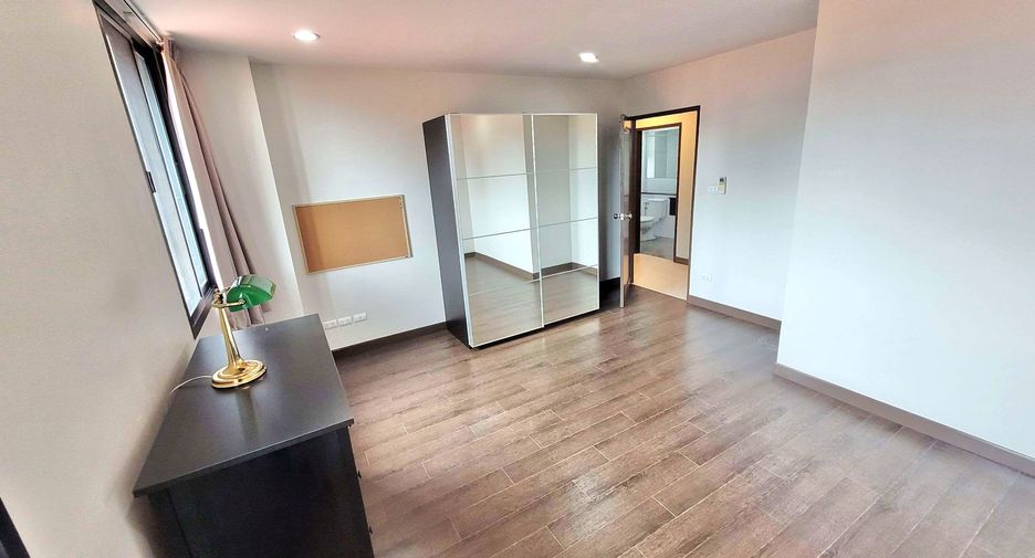 For rent 3 bedrooms condo in Watthana, Bangkok