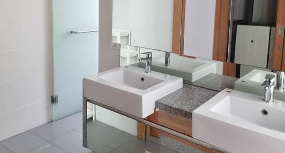 For rent 3 bedrooms condo in Khlong Toei, Bangkok