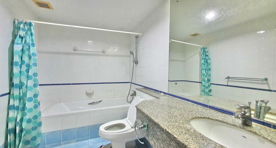 For rent 2 bedrooms condo in Watthana, Bangkok