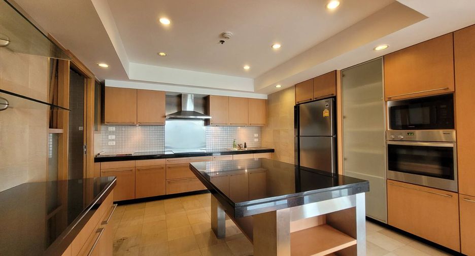 For rent 3 bedrooms condo in Pathum Wan, Bangkok