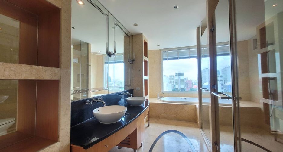 For rent 3 bedrooms condo in Pathum Wan, Bangkok