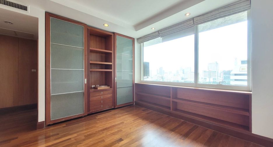 For rent 3 bedrooms condo in Pathum Wan, Bangkok