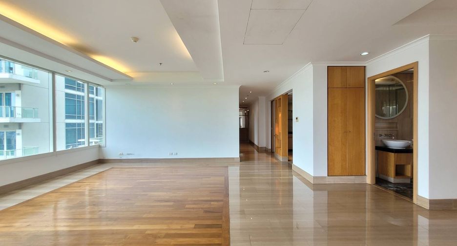 For rent 3 bedrooms condo in Pathum Wan, Bangkok