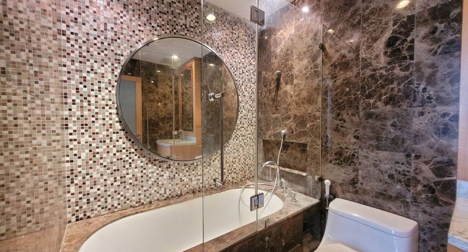 For rent 3 bedrooms condo in Pathum Wan, Bangkok