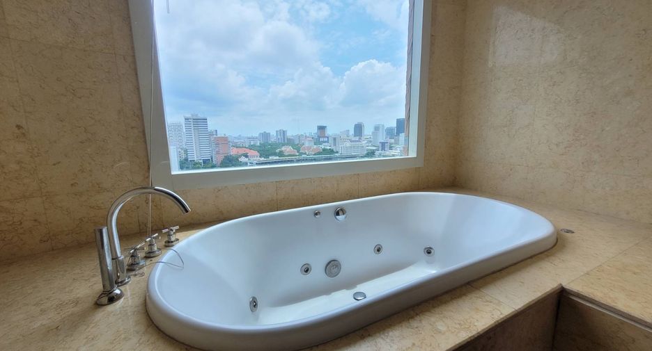 For rent 3 bedrooms condo in Pathum Wan, Bangkok