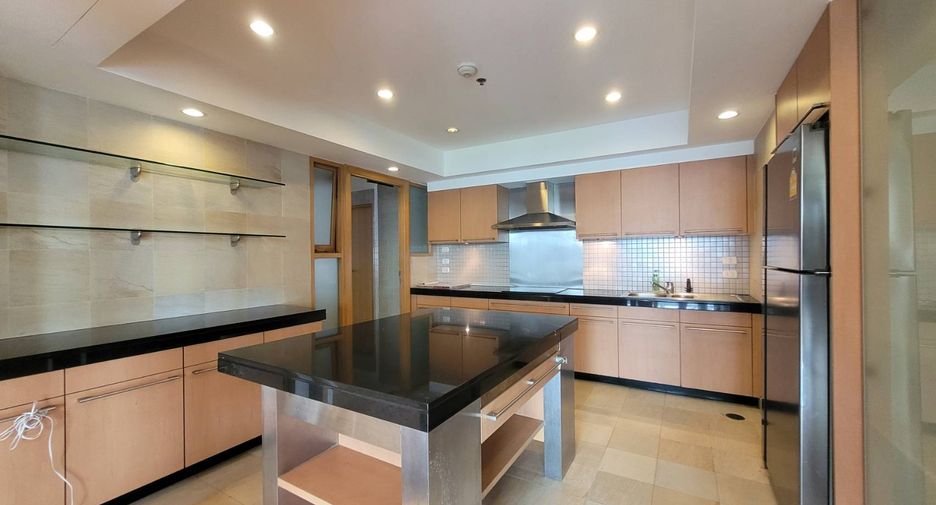 For rent 3 bedrooms condo in Pathum Wan, Bangkok