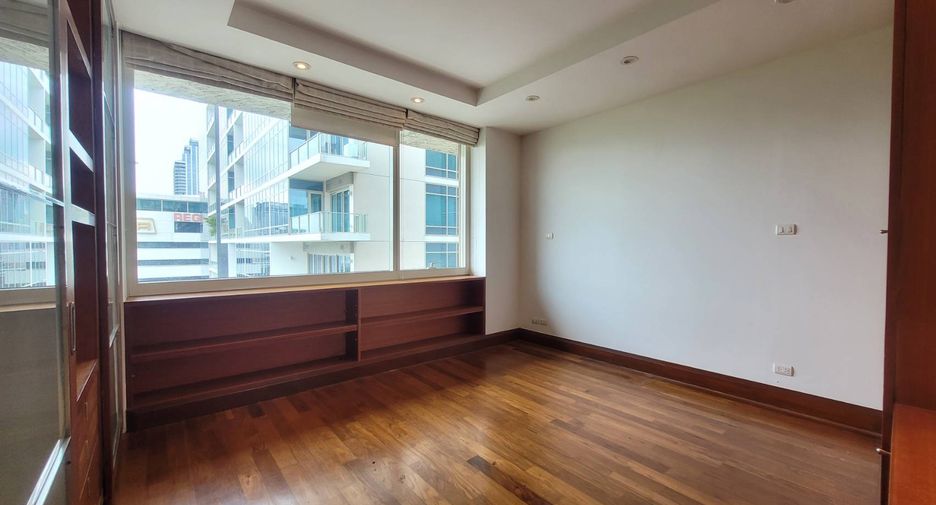 For rent 3 bedrooms condo in Pathum Wan, Bangkok