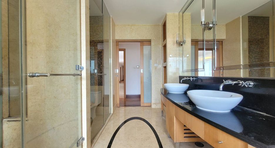 For rent 3 bedrooms condo in Pathum Wan, Bangkok