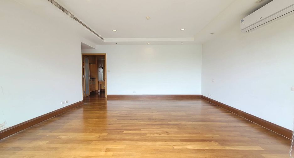 For rent 3 bedrooms condo in Pathum Wan, Bangkok