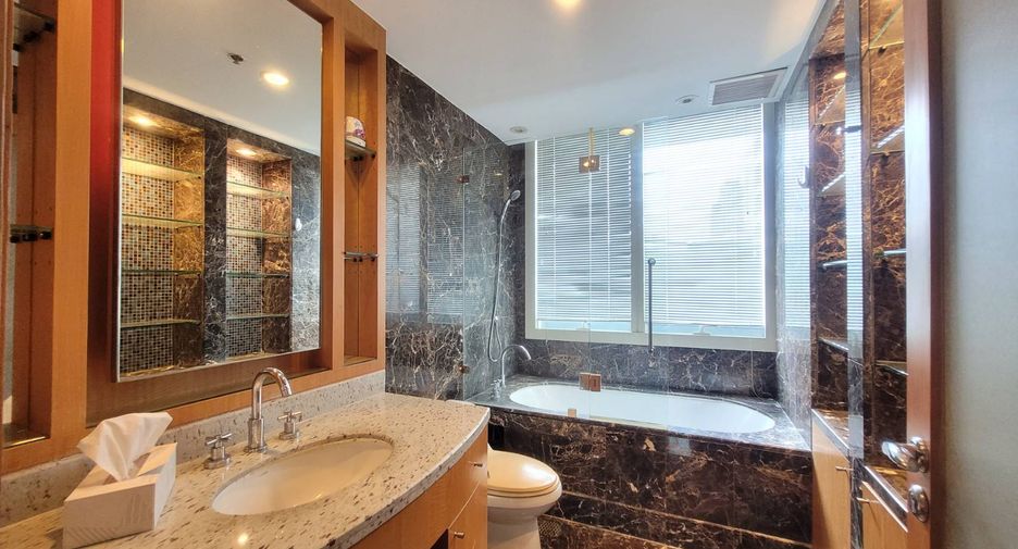 For rent 3 bedrooms condo in Pathum Wan, Bangkok
