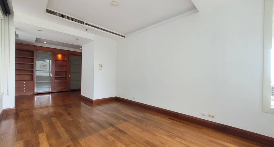 For rent 3 bedrooms condo in Pathum Wan, Bangkok