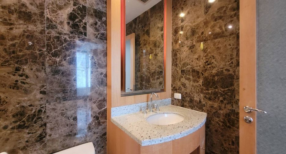 For rent 3 bedrooms condo in Pathum Wan, Bangkok