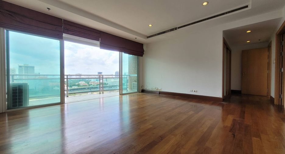 For rent 3 bedrooms condo in Pathum Wan, Bangkok