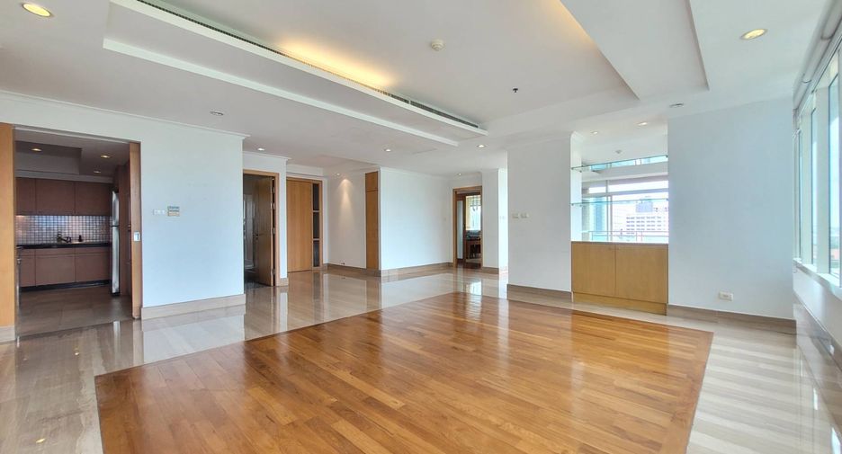 For rent 3 bedrooms condo in Pathum Wan, Bangkok