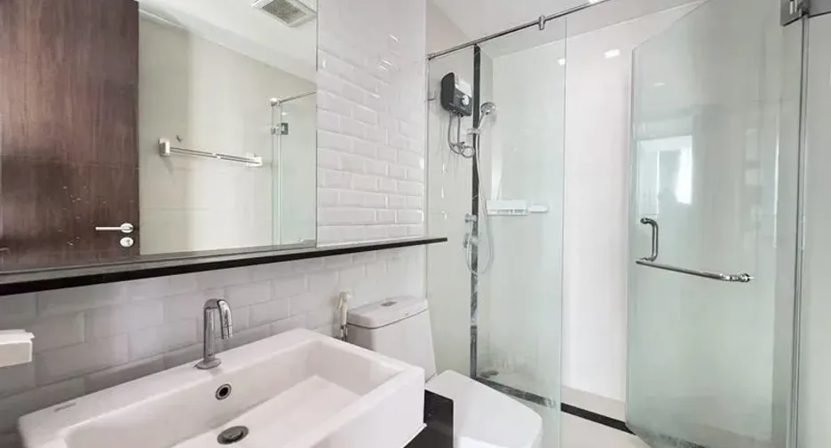 For rent 2 bedrooms condo in Pathum Wan, Bangkok
