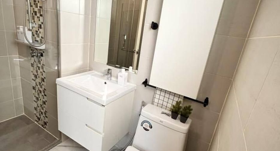 For rent 3 bedrooms condo in Huai Khwang, Bangkok
