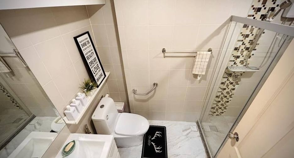 For rent 3 bedrooms condo in Huai Khwang, Bangkok