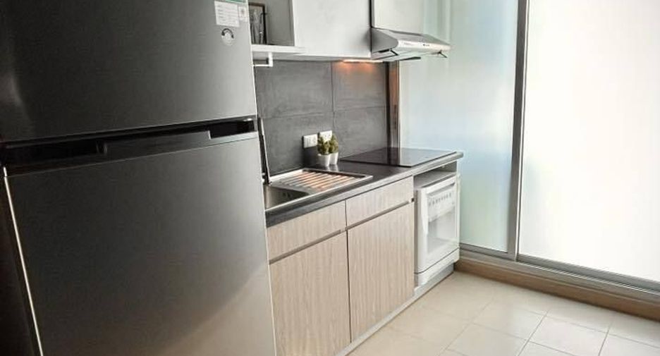 For rent 3 bedrooms condo in Huai Khwang, Bangkok
