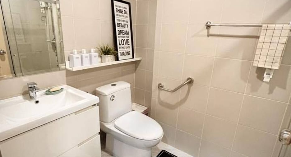 For rent 3 bedrooms condo in Huai Khwang, Bangkok