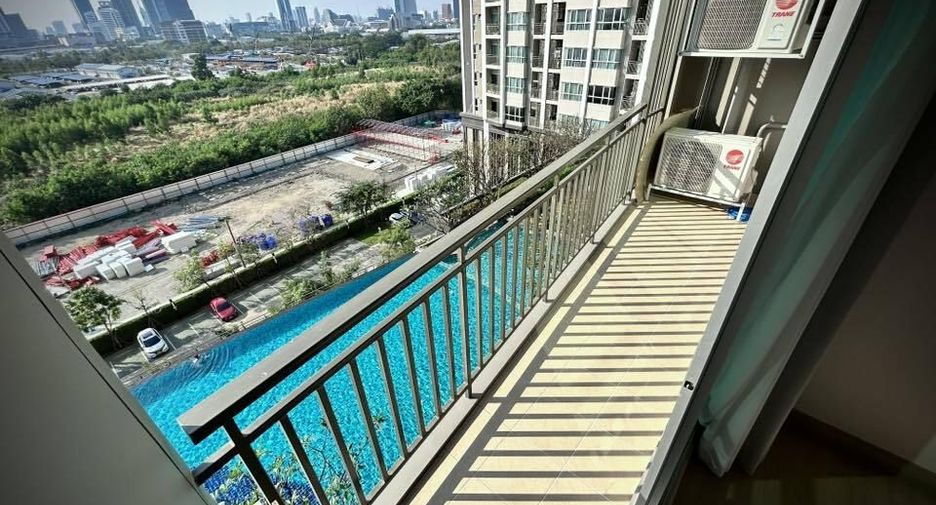 For rent 3 bedrooms condo in Huai Khwang, Bangkok