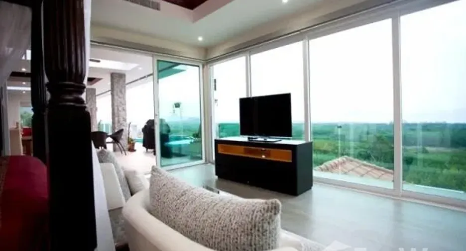 Villa en venta y en alquiler de 5 habitaciones en Thalang, Phuket