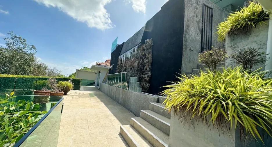 Villa en venta y en alquiler de 5 habitaciones en Thalang, Phuket