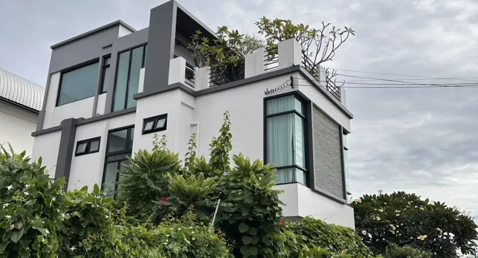 出租 3 卧室 独立屋 在 Wang Thong Lang, 曼谷