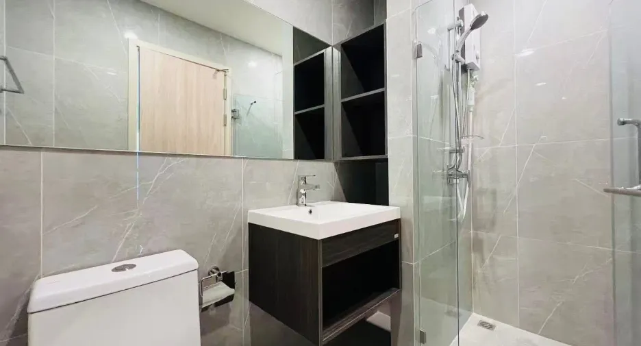 For rent 2 bedrooms condo in Huai Khwang, Bangkok