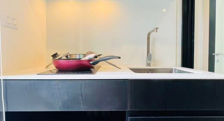 For rent 2 bedrooms condo in Huai Khwang, Bangkok
