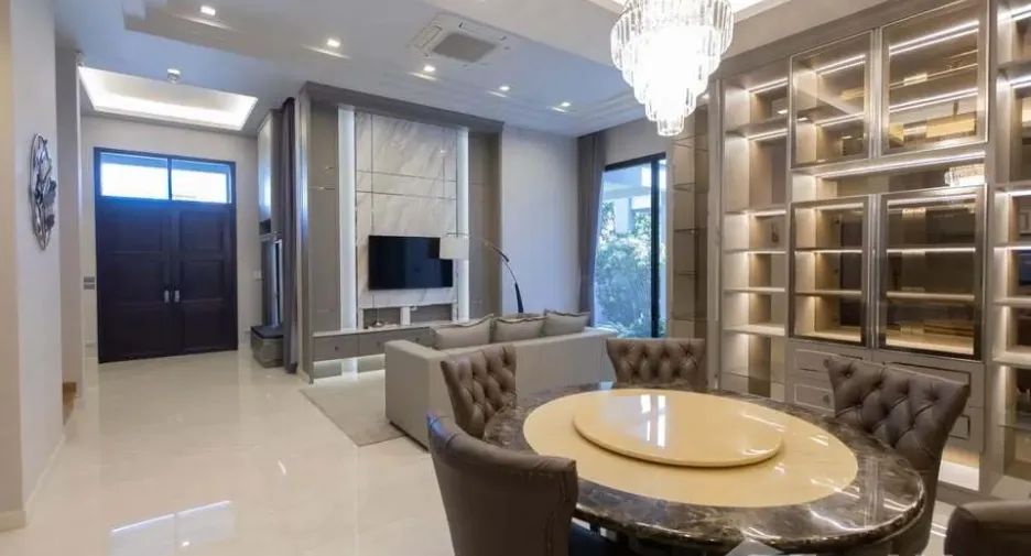 For rent 4 bedrooms house in Lat Phrao, Bangkok