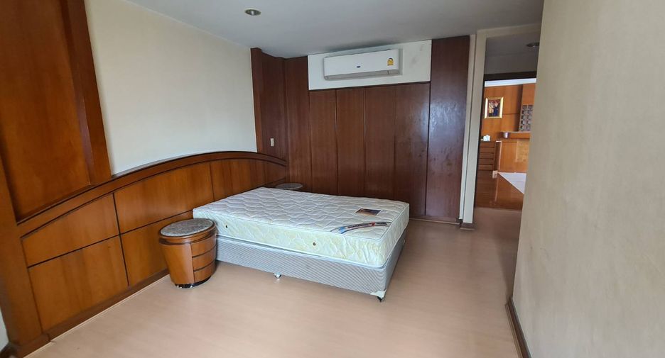 For rent 3 bedrooms condo in Khlong Toei, Bangkok