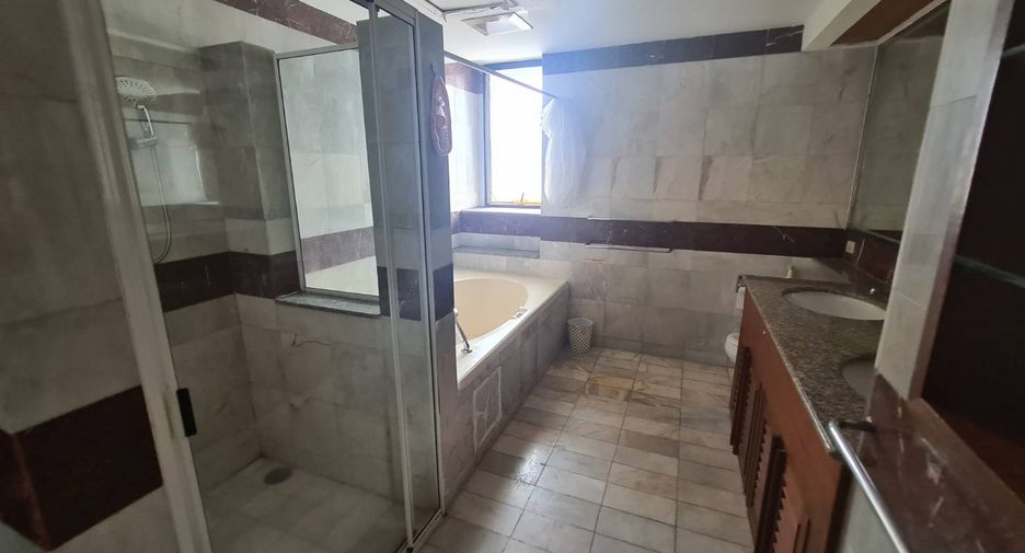 For rent 3 bedrooms condo in Khlong Toei, Bangkok