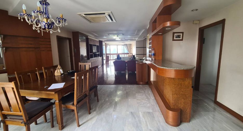 For rent 3 bedrooms condo in Khlong Toei, Bangkok