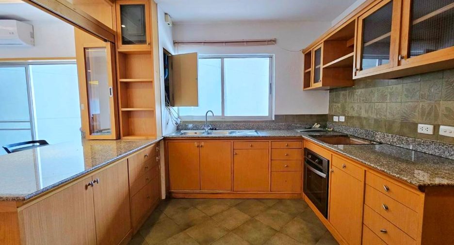 Condo en alquiler de 3 habitaciones en Sathon, Bangkok