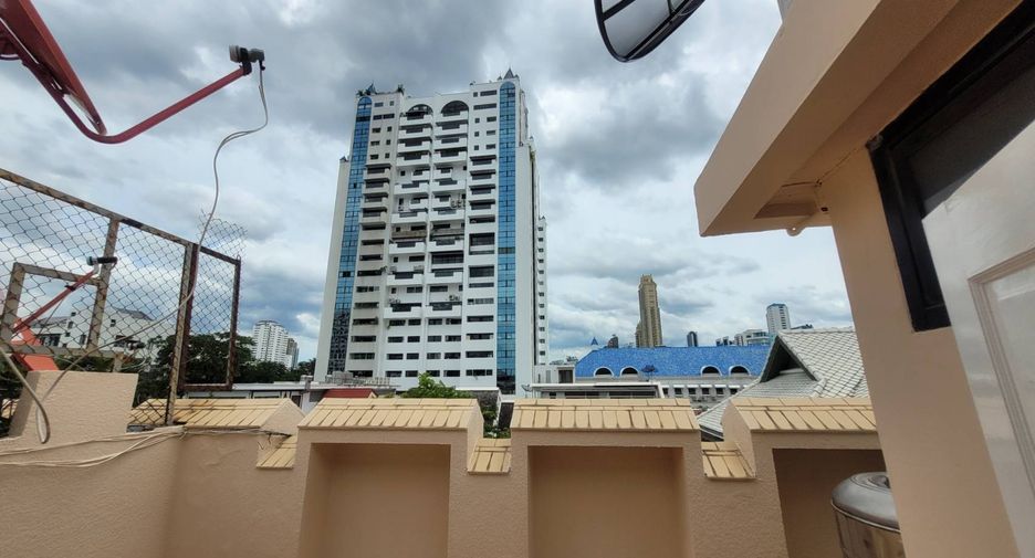 Reihenhaus zur Miete mit 3 Zimmer in Watthana, Bangkok