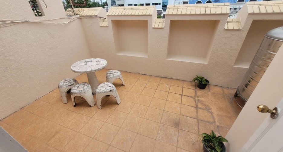Reihenhaus zur Miete mit 3 Zimmer in Watthana, Bangkok