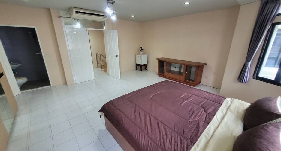 Reihenhaus zur Miete mit 3 Zimmer in Watthana, Bangkok