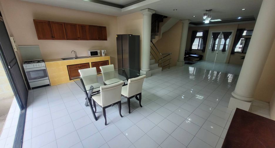 Reihenhaus zur Miete mit 3 Zimmer in Watthana, Bangkok