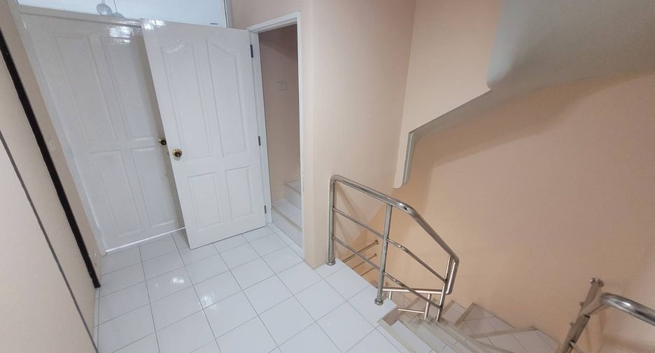 Reihenhaus zur Miete mit 3 Zimmer in Watthana, Bangkok