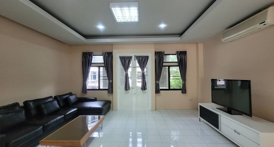 Reihenhaus zur Miete mit 3 Zimmer in Watthana, Bangkok