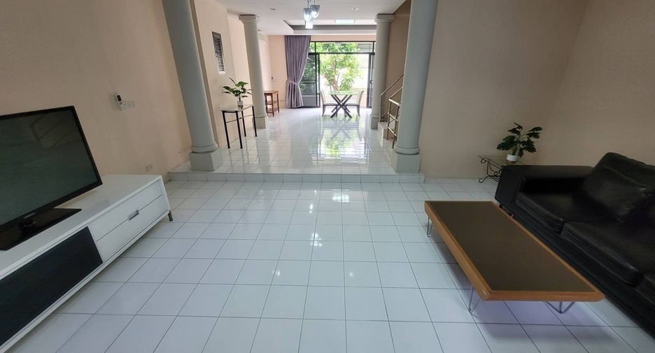 Reihenhaus zur Miete mit 3 Zimmer in Watthana, Bangkok