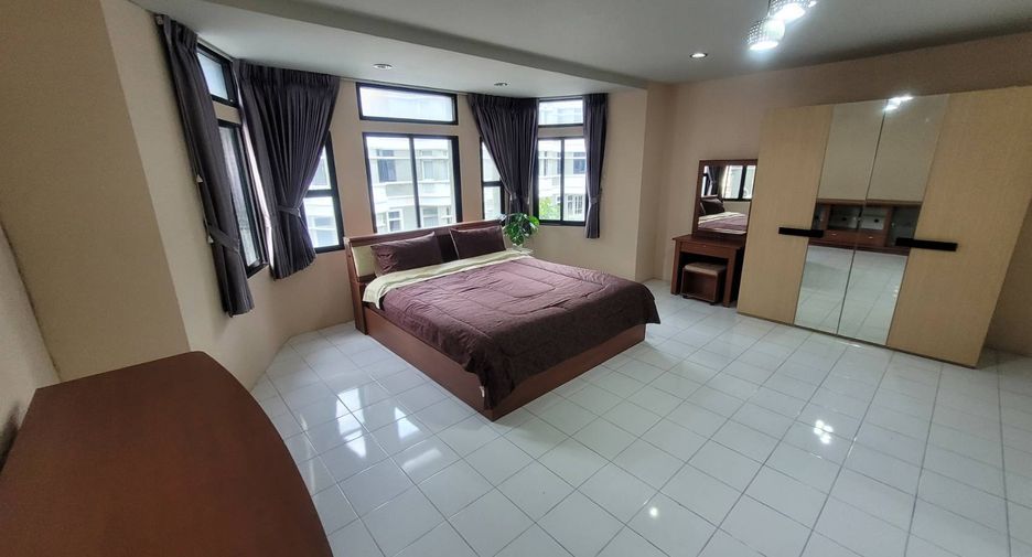 Reihenhaus zur Miete mit 3 Zimmer in Watthana, Bangkok